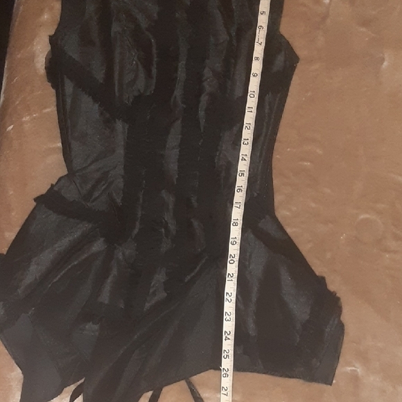 Elegant Black Ruffled Corset - Picture 9 of 9